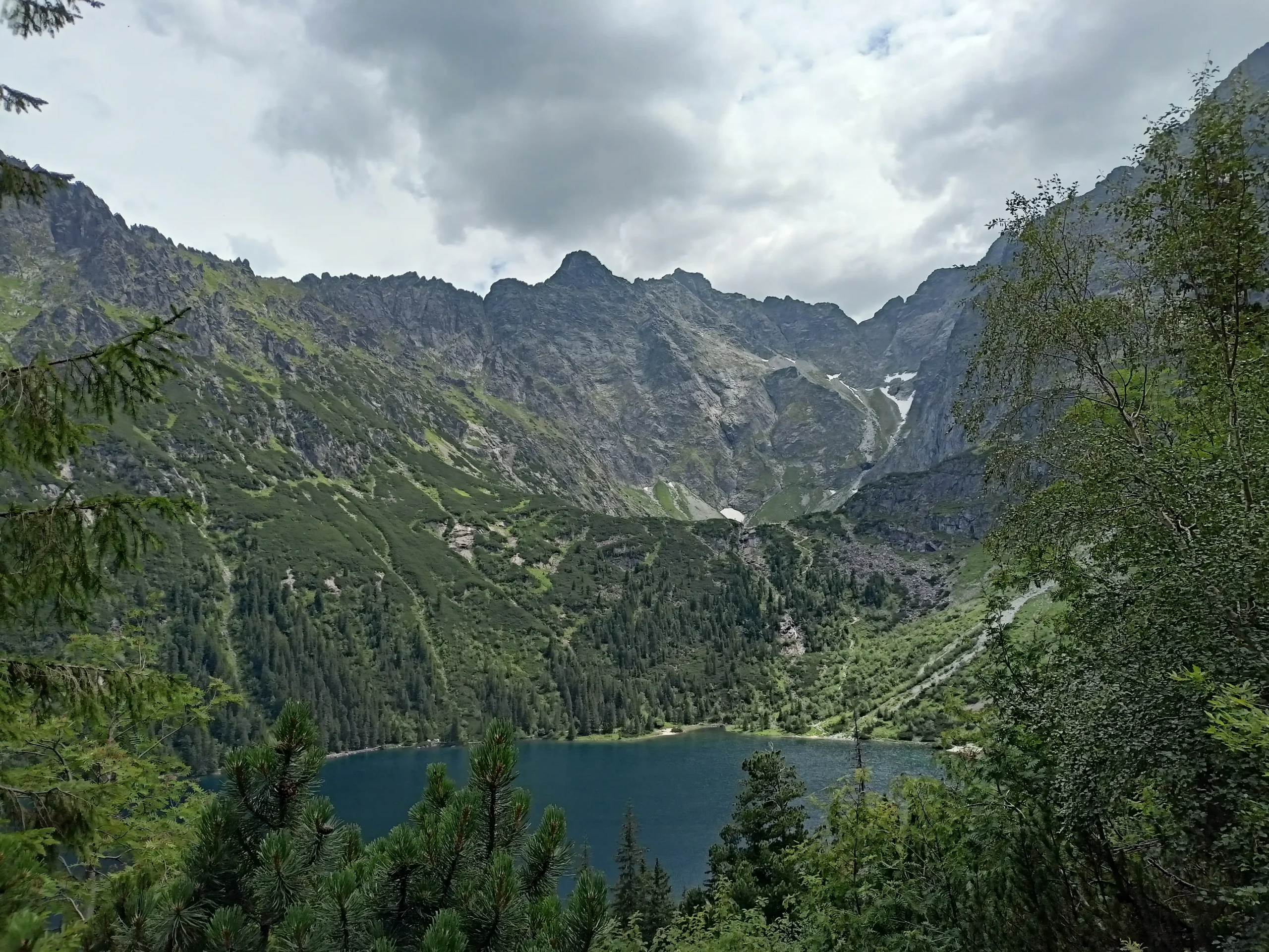 Widok na Morskie Oko i Rysy ze szlaku na Szpiglasową Przełęcz