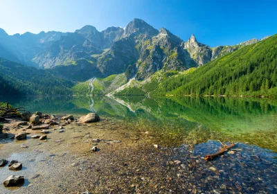 Widok na Morskie Oko latem