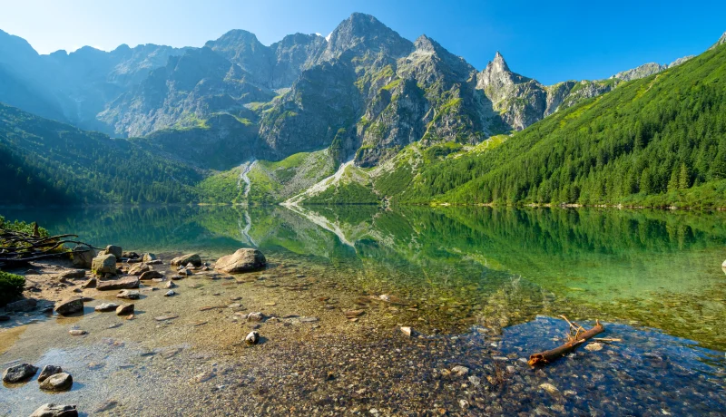 Widok na Morskie Oko latem