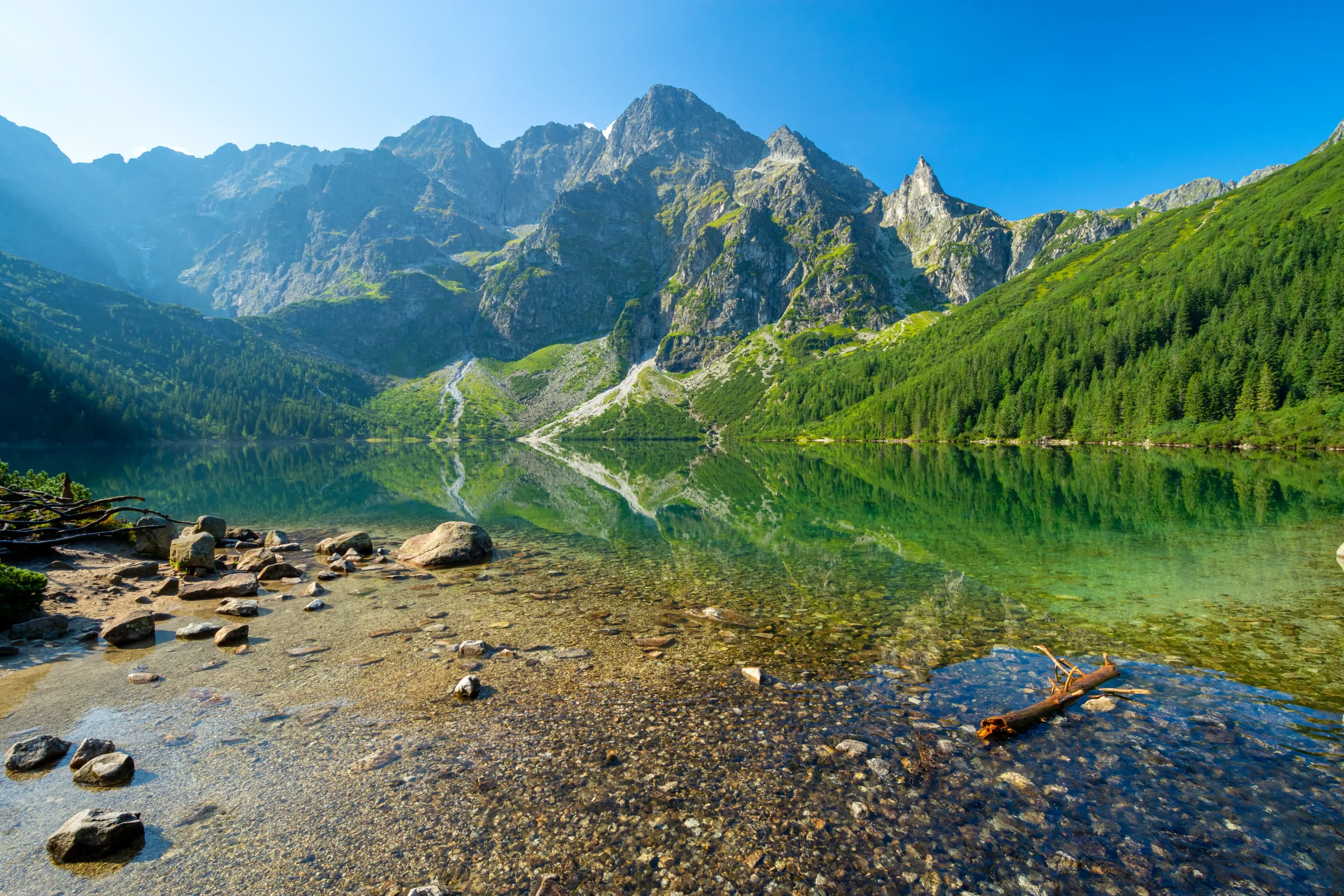 Widok na Morskie Oko latem