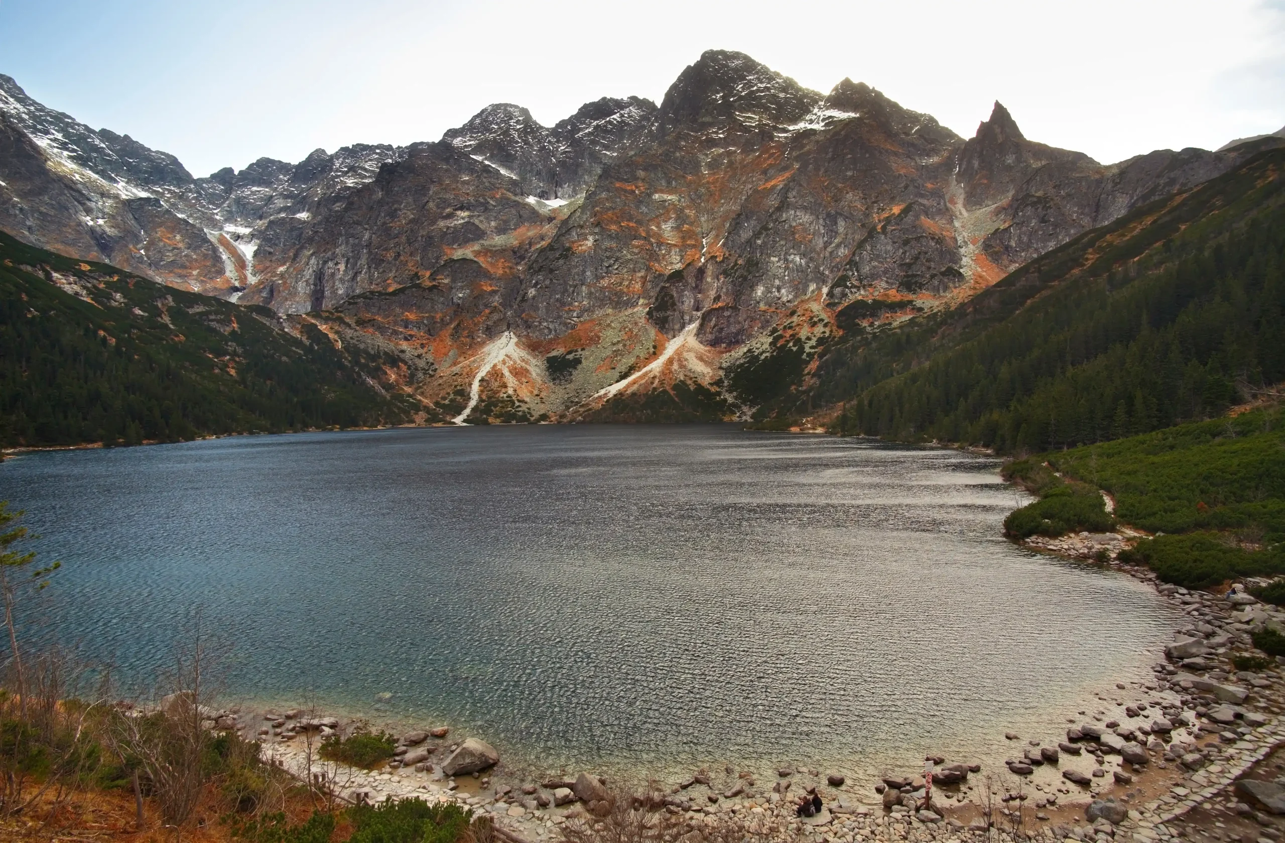 Widok na Morskie Oko jesienią