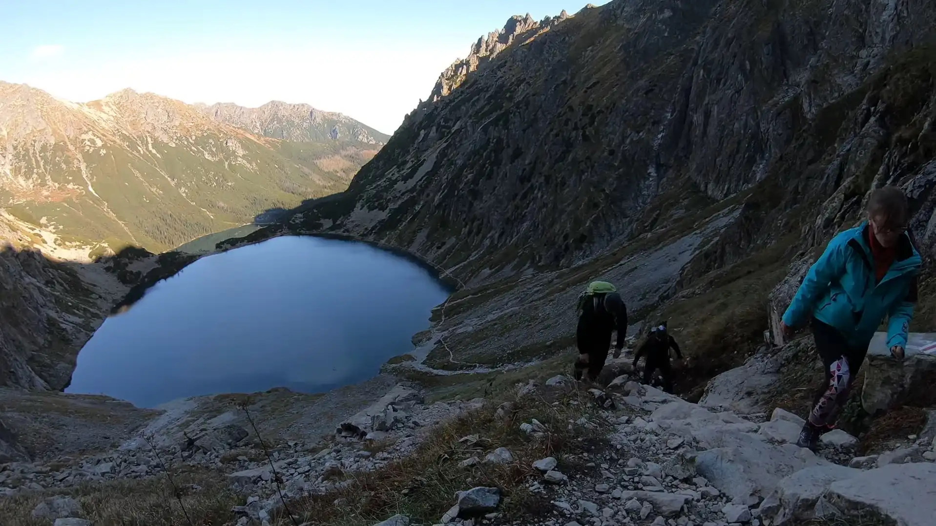 widok na czarny staw pod rysami